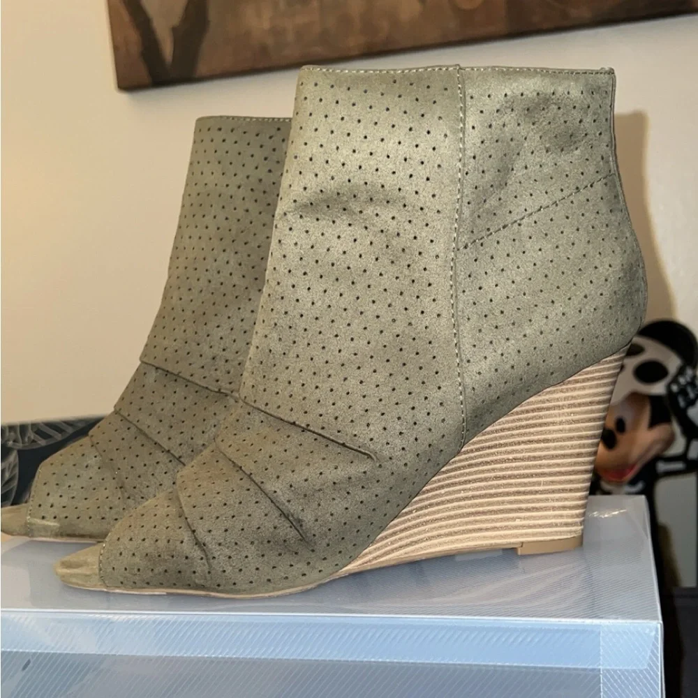 Report- Olive green open toe wedges - Picture 1 of 9